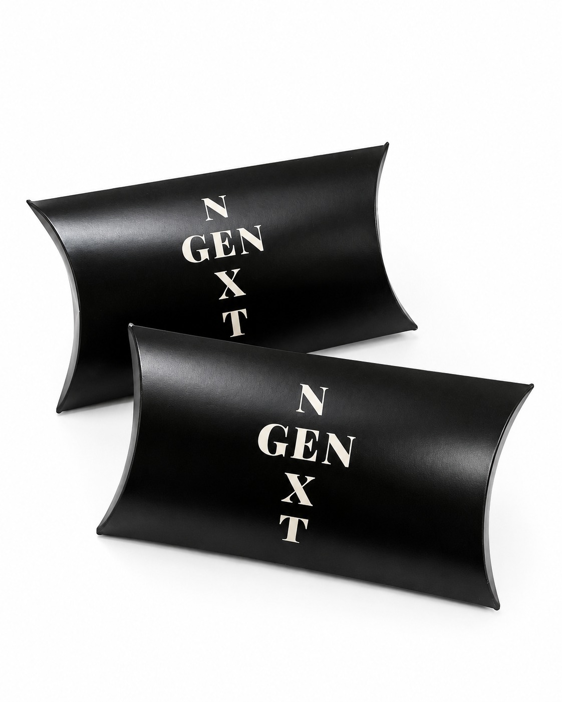 Embalagens pillow pack pretas Next Gen com tipografia serifada